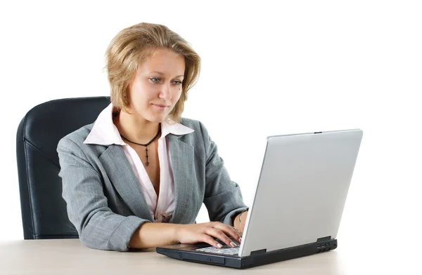 Affärskvinna tittar på hennes laptop — Stockfoto