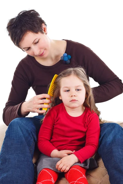 Mother combing daughter's hair — Stock Photo, Image