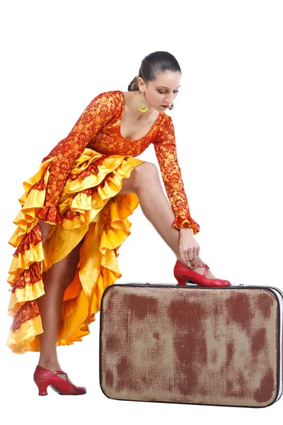 Flamenco táncos elhelyezés a vörös cipő a bőrönd — Stock Fotó