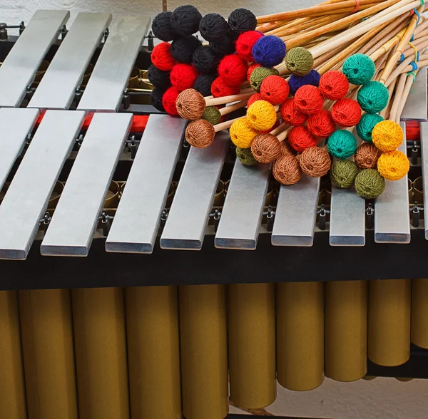 Marimba with colored mallets and musical notes — Stock Photo, Image