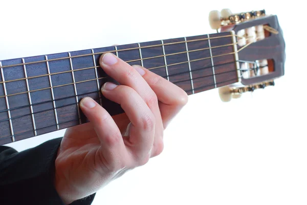 Мужские пальцы играют на гитаре — стоковое фото