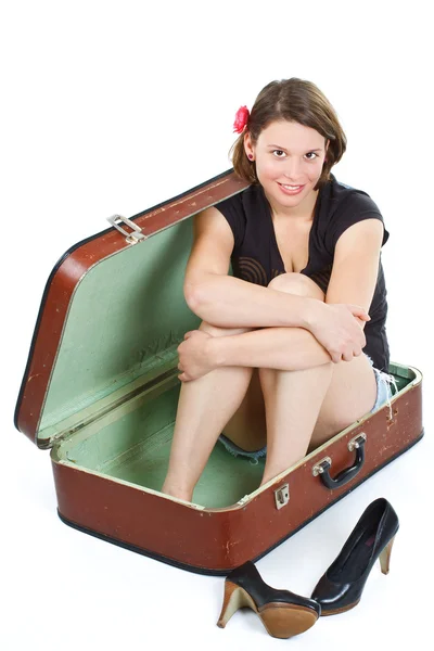 Hermosa mujer joven en maleta — Foto de Stock