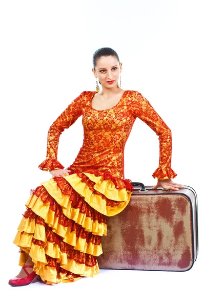 Flamencodanseres zittend op oude koffer — Stockfoto