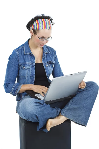 Jovem atraente sentada com um computador no colo — Fotografia de Stock
