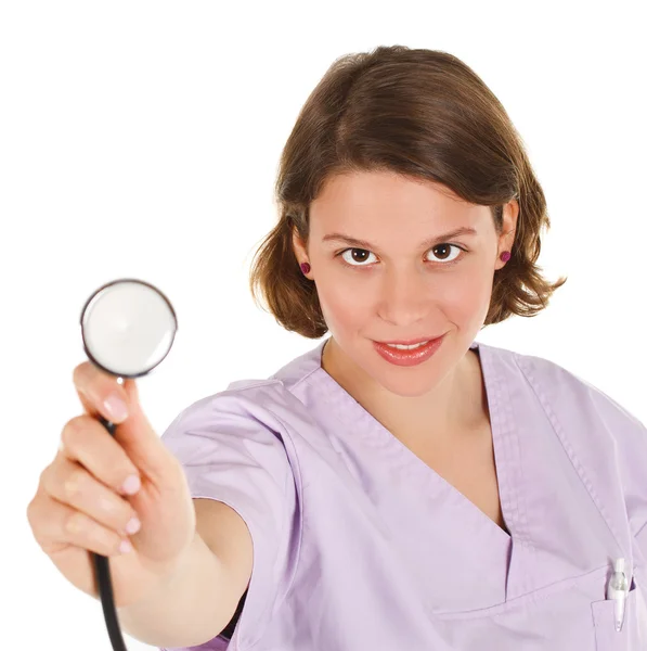 Ženský lékař drží stetoskop ukázal k fotoaparátu — Stock fotografie