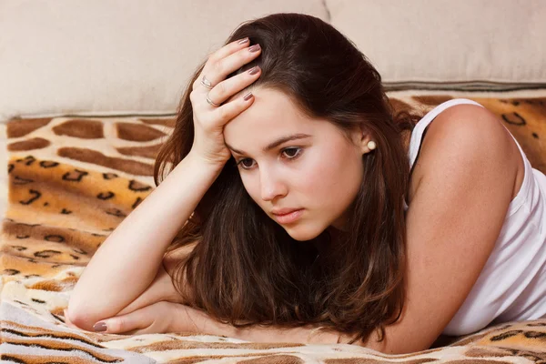 Smutný dospívající dívka leží na posteli — Stock fotografie