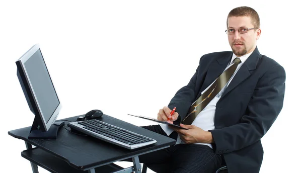 Homme d'affaires écrivant et travaillant sur ordinateur — Photo