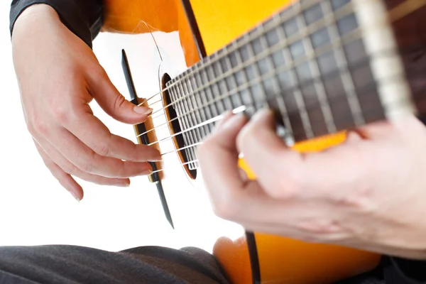 Чоловік грає на гітарі — стокове фото