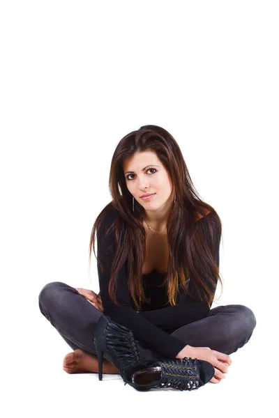 Piękna młoda kobieta siedzi na podłodze — Zdjęcie stockowe