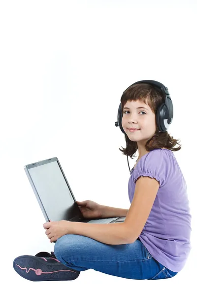 Χαριτωμένο κορίτσι που κάθεται με laptop — Φωτογραφία Αρχείου