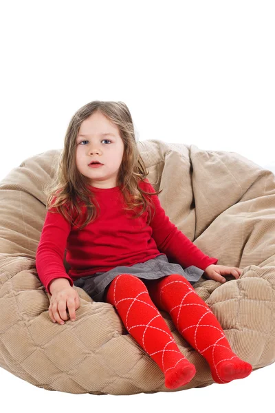 Söt liten flicka sitter — Stockfoto
