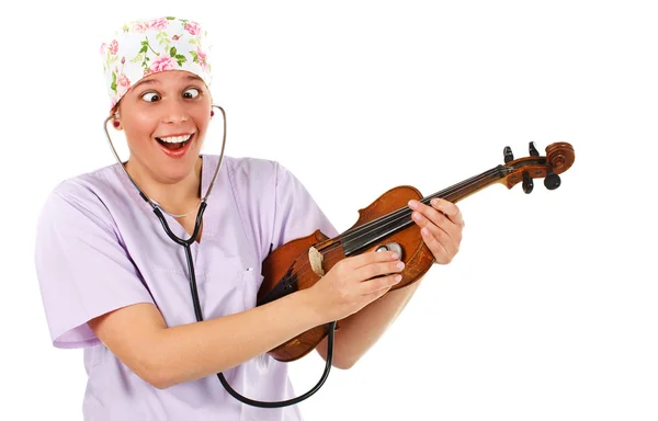 女医生用听诊器检查一把小提琴 — 图库照片