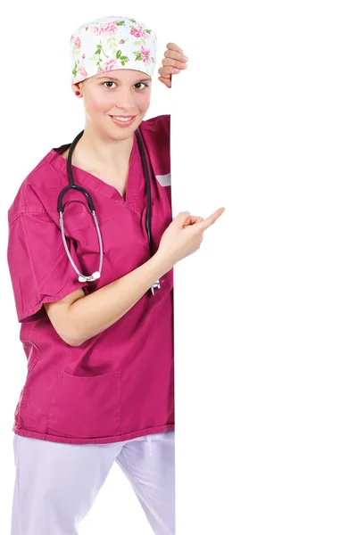 Привлекательная женщина-врач показывает рекламный щит — стоковое фото