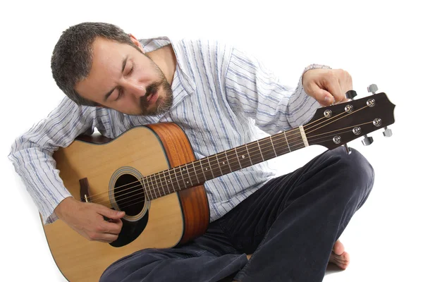 Man zijn gitaar tuning — Stockfoto