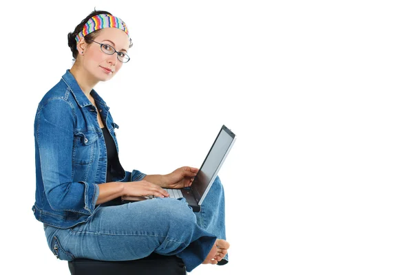 Glückliche Frau sitzt mit Laptop — Stockfoto