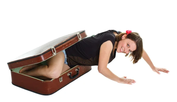 Gyönyörű fiatal nő kimászott bőrönd — Stock Fotó