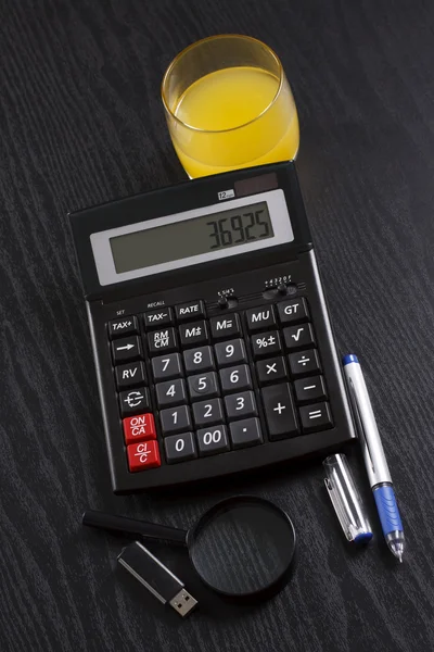 Kalkulačka s usb stick, pero, oranžová a zvětšovací objektiv — Stock fotografie