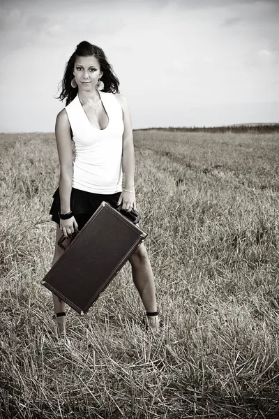 一个年轻性感的女人带着手提箱的肖像 — 图库照片