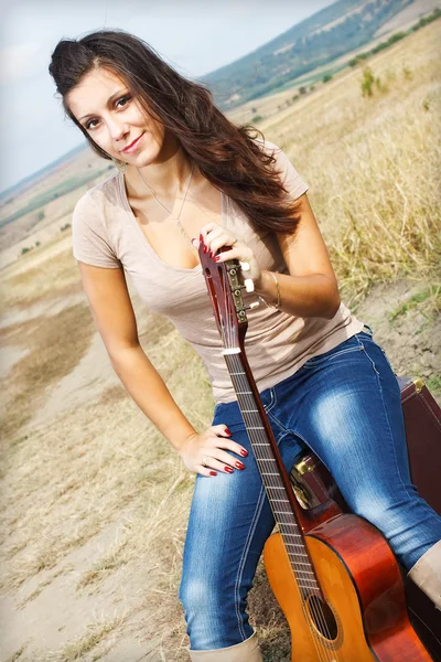 Menina bonita guitarra sexy país — Fotografia de Stock