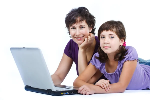 ノートパソコンを持つ母と娘 — ストック写真