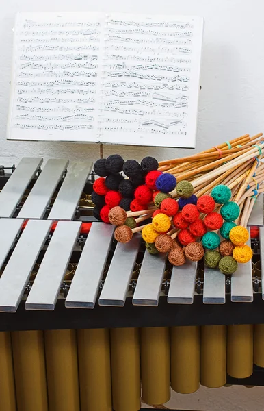 Marimba with colored mallets and musical notes — Stock Photo, Image
