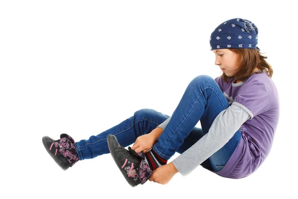 Söt flicka att sätta på sin sko — Stockfoto