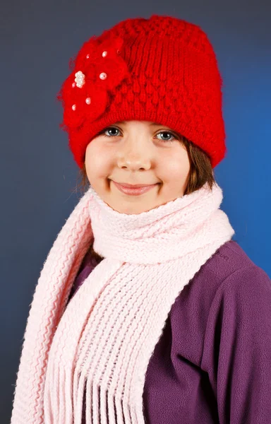 Красивая маленькая девочка в зимнем наряде — стоковое фото