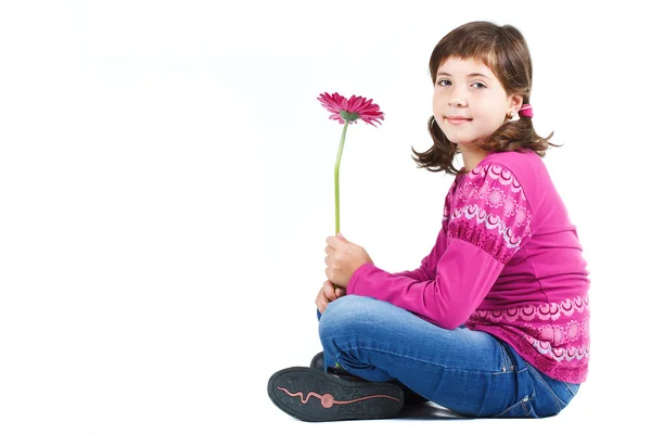 Menina bonito sentado com flor — Fotografia de Stock