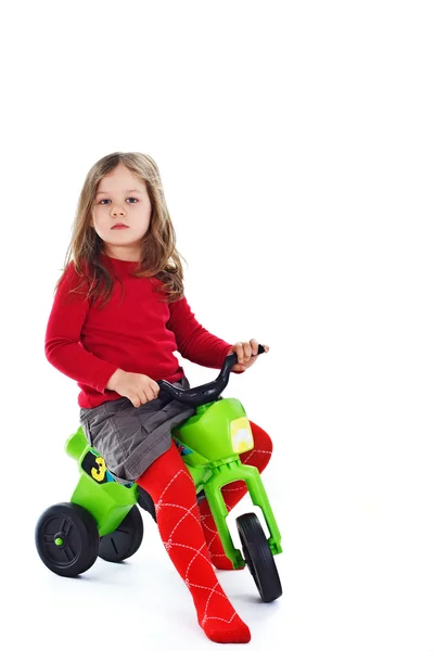 Schattig klein meisje met driewieler — Stockfoto