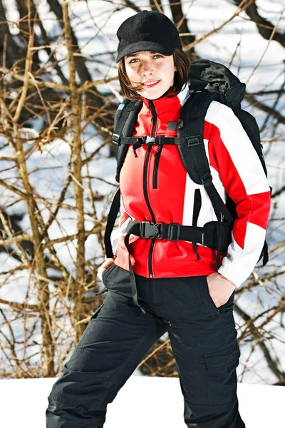 Jeune femme dans la forêt d'hiver — Photo