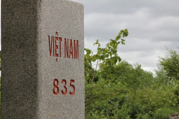 Камень, который обозначает границы между Китаем и Вьетнамом . — стоковое фото