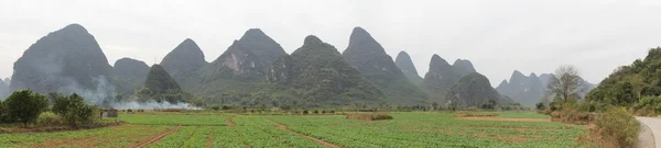 Panoramabild på den kinesiska landsbygden, yangshuo — Stockfoto