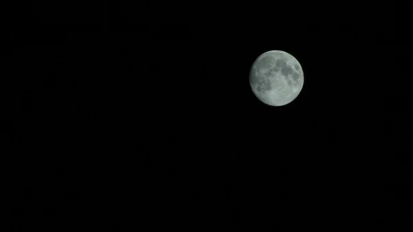 满月在晴朗的夜晚 — 图库照片