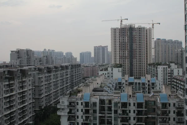 Edificios, rascacielos y grúas en Guangzhou, China . — Foto de Stock