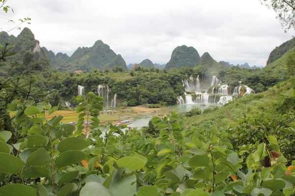 Detian Falls, al confine tra Cina e Vietnam . — Foto Stock