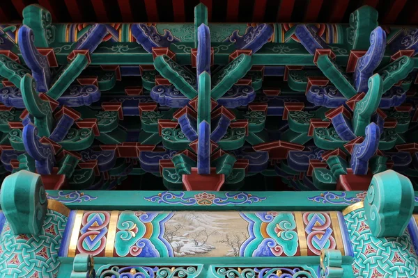 Süslemeleri bir Çinli Budist tapınağı — Stok fotoğraf