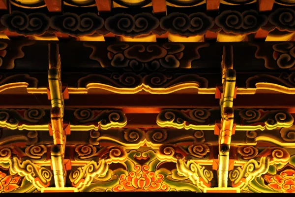 Dekorationen eines buddhistischen Tempels in China, bei Nacht. — Stockfoto