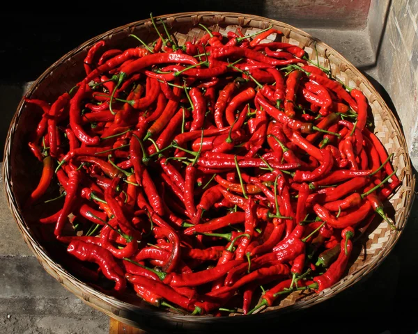 Kosz pełen świeżego chilli ostre papryki na rynku chińskim. — Zdjęcie stockowe