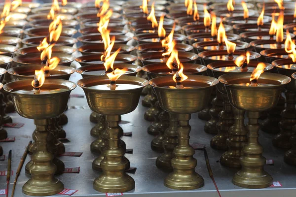 Kerzen brennen in einem buddhistischen Tempel. — Stockfoto