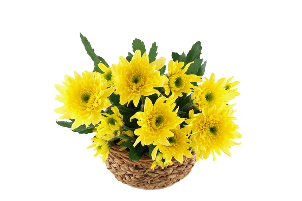 Желтые цветы в корзине — стоковое фото