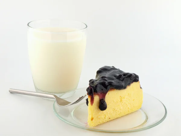 Milk with blueberry cheesecake — Stock Photo, Image