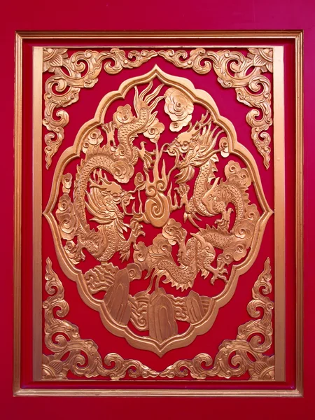 Золотой китайский дракон в красной стене — стоковое фото
