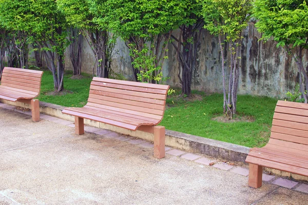 Деревянные скамейки — стоковое фото