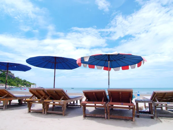 Strandstol och paraply på stranden — Stockfoto