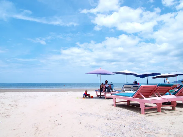 เก้าอี้ชายหาดและร่มบนชายหาด — ภาพถ่ายสต็อก