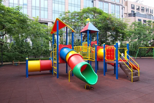 Parque infantil en un parque de la ciudad — Foto de Stock