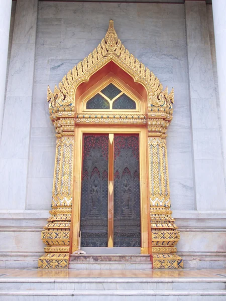 Drzwi wzór tradycyjnego stylu tajskiego w marmurowej świątyni — Zdjęcie stockowe