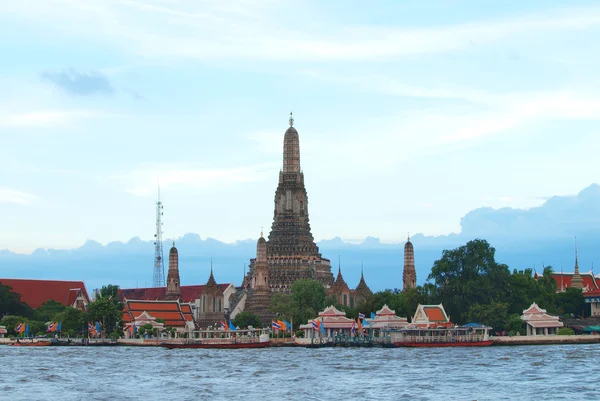 Wat Arun temple in Bangkok on the shore of the Chao Phraya river — Stock Photo, Image