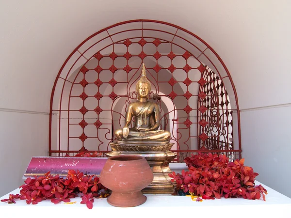 Golden buddha image in temple — Stock Photo, Image
