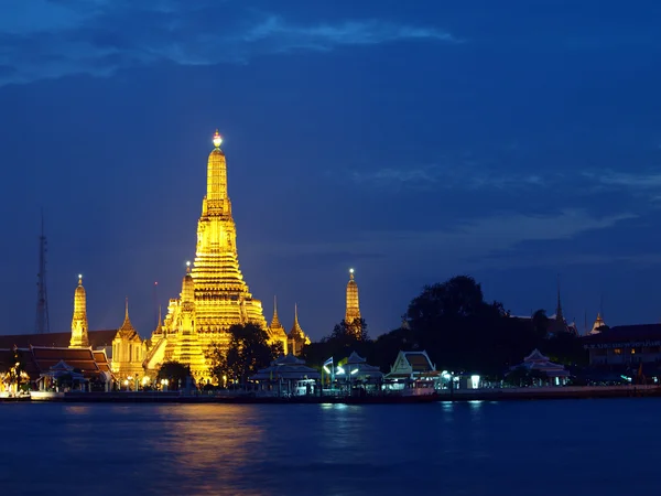 Wat Arun el Viejo Templo en el crepúsculo — Foto de Stock